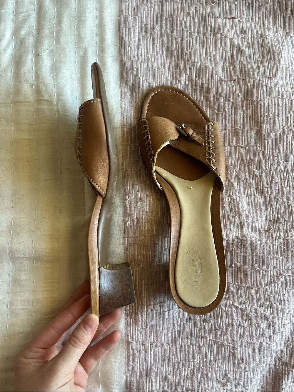 Y2K 2000s tan Kitten heels buckle accent Padded size 8